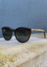 Ladda upp bild till gallerivisning, Eyewood Trä solglasögon - Madison - Mycket hög kvalite med mörkt trä och svarta linser i ett full front utförande.