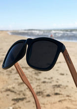 Ladda upp bild till gallerivisning, Eyewood Wayfarer - Pitch Black - Trä solglasögon med svart front och mörka linser från Zerpico.